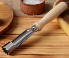 Нож для сердцевины яблока с деревянной ручкой
